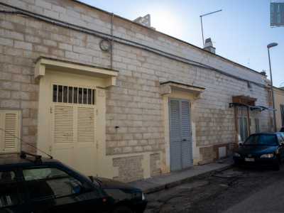 Tra gli altri caseggiati che ricordano i tempi dei pascoli, abbiamo, sempre su via Almirante, i primi tre bassi edifici che si incontrano sulla strada accedendo dal lungomare...